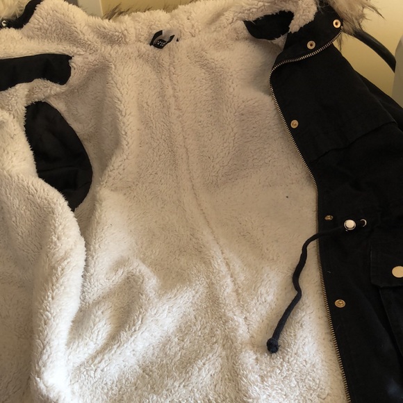 H&M coat size 6 Ptp 22”. Removable fur collar - Picture 6 of 7